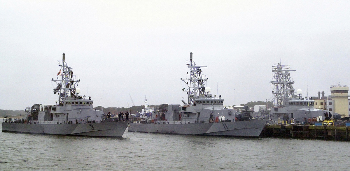 Những chiếc tàu Cyclone đóng quân tại một căn cứ hải quân Mỹ ở Bahrain, đây là căn cứ cho những tàu chiến Mỹ thường xuyên hoạt động ở Vùng Vịnh; và những chiếc Cyclone là loại tàu chiến duy nhất của Mỹ thường xuyên hoạt động ngoài khơi bờ biển Iran. Các tàu chiến lớn hơn thì triển khai định kỳ đến khu vực. Ảnh: Tàu tuần tra lớp Cyclone - Nguồn: Hải quân Mỹ.