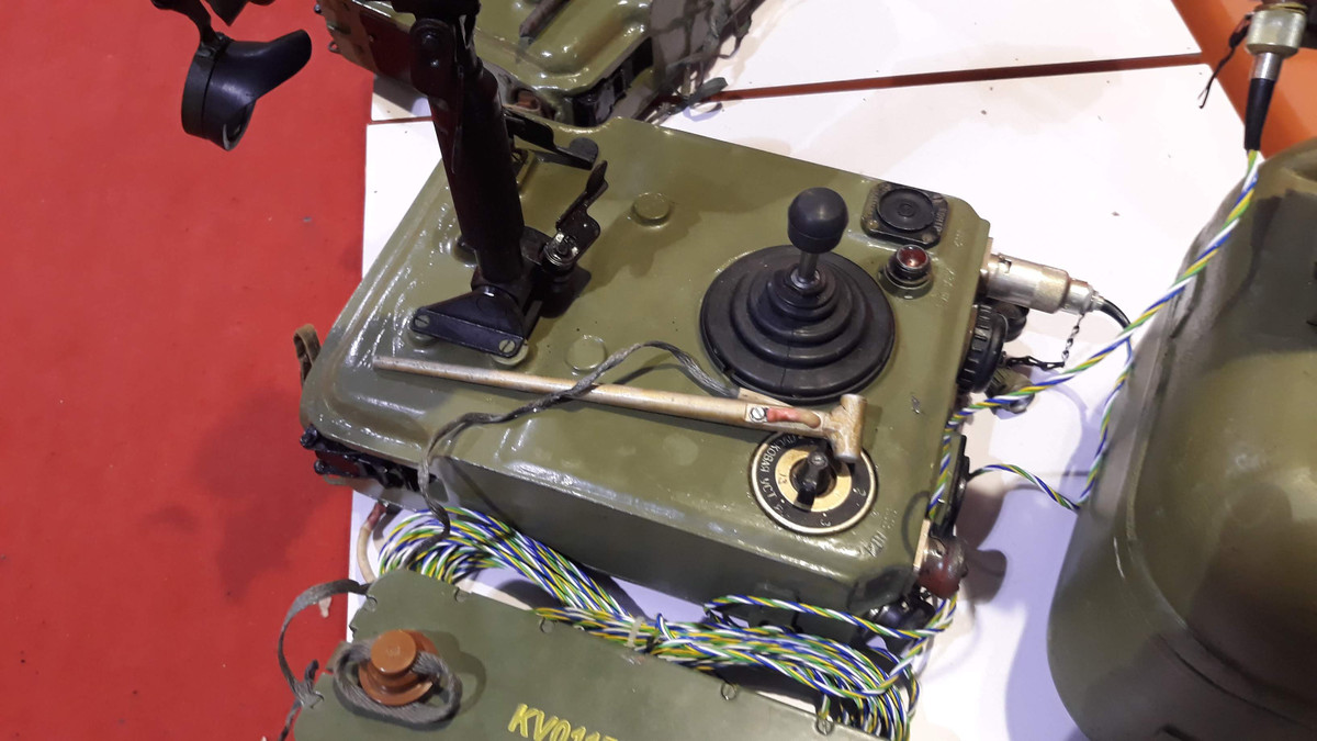 Cận cảnh bộ điều khiển tên lửa với cần lái đạn cùng kính ngắm.