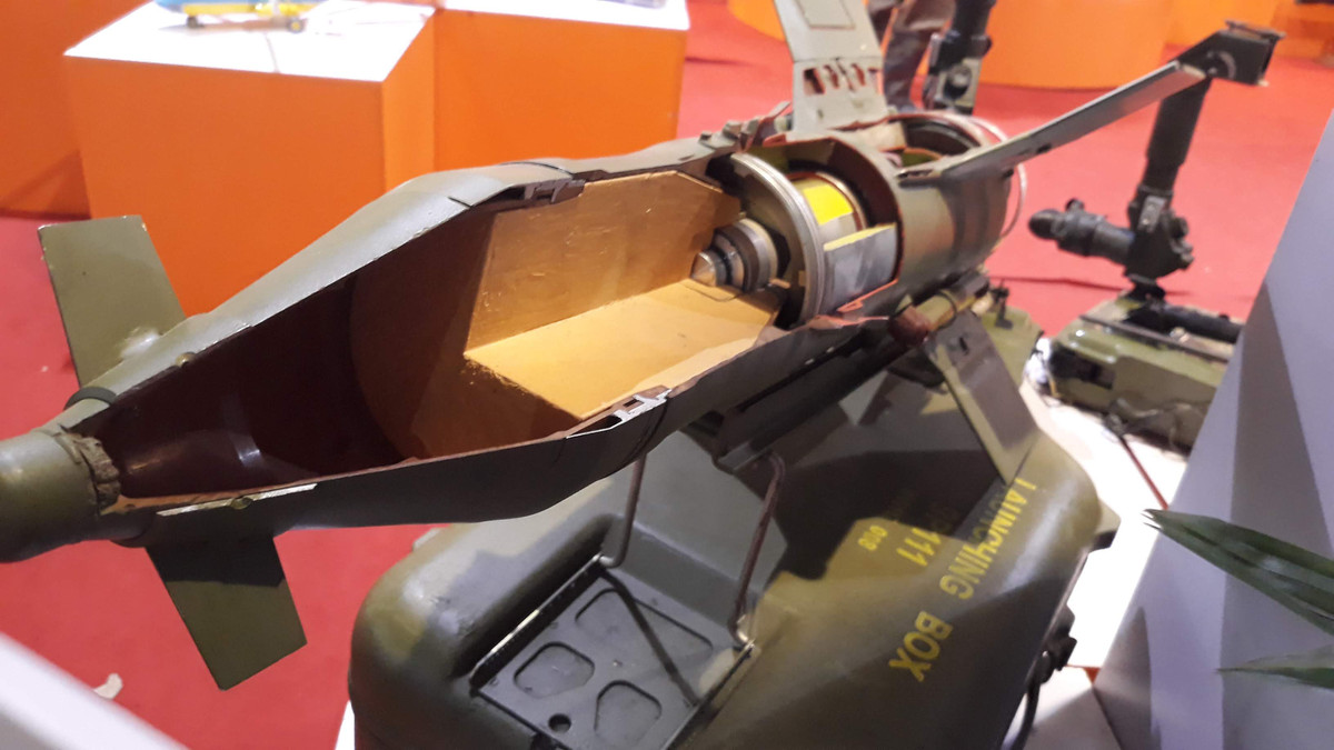 Ngoài thay thế ở đầu đạn, hệ thống điều khiển và tính năng bay của B72-2F tương đương B72-2T.