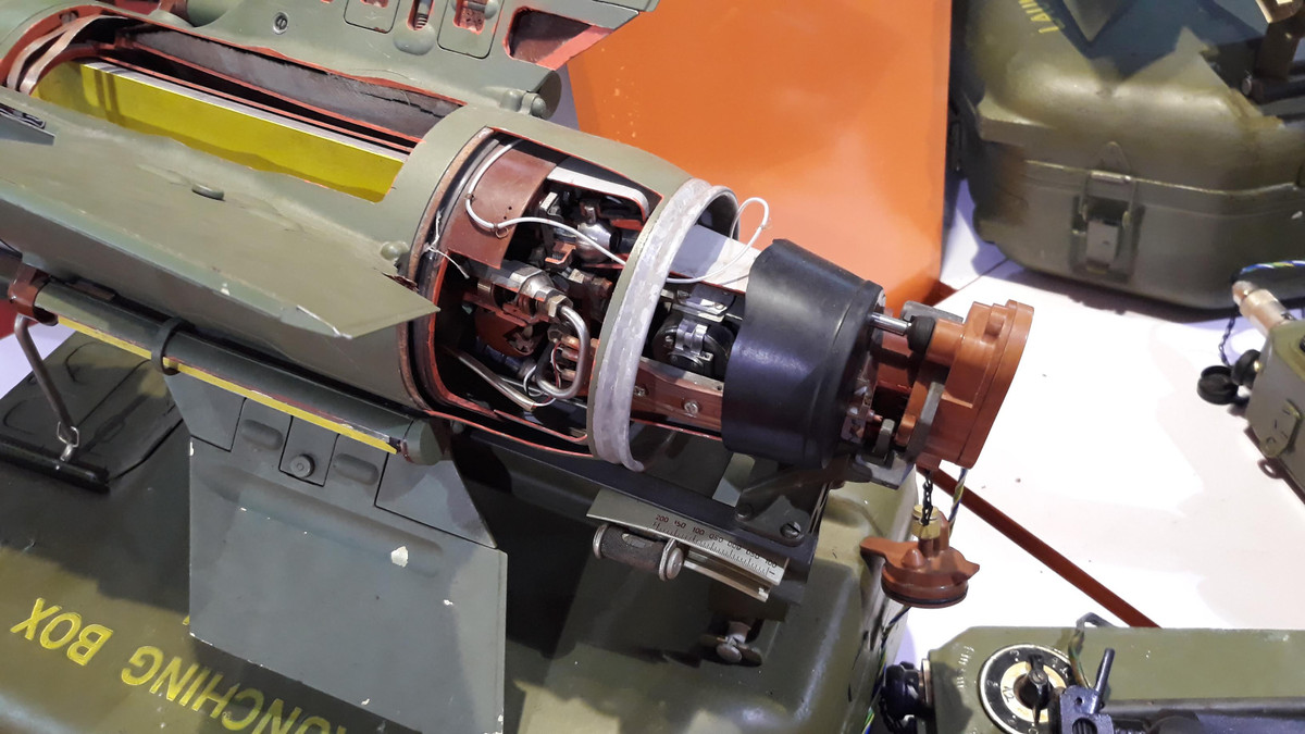 Về hệ thống điều khiển đạn, tên lửa B72 cải tiến sử dụng chế độ điều khiển trực tiếp bằng tay và chế độ bán tự động. Ảnh: Cận cảnh đuôi đạn với bộ phận tiếp nhận lệnh lái nằm ở đuôi, có phần dây dẫn nối với hệ thống điều khiển tên lửa.