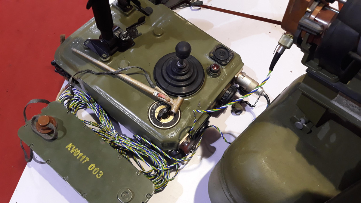 Lệnh lái đạn vẫn được truyền của dây dẫn. Kiểu dẫn đường này thuộc thế hệ cũ, có nhược điểm là giới hạn tầm bắn của đạn, tuy nhiên đổi lại tên lửa không chịu ảnh hưởng bất kỳ hệ thống phòng vệ gây nhiễu điện tử trên xe tăng hiện đại.