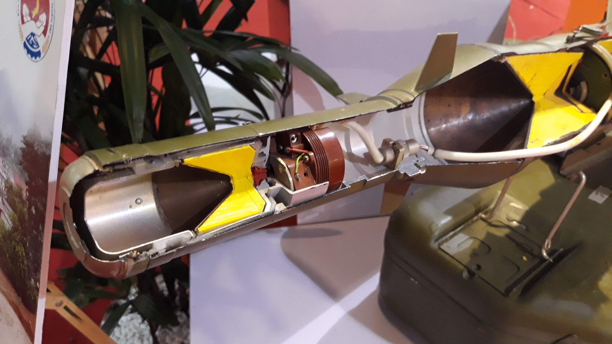 Theo thông tin đã công bố trên báo QĐND, tên lửa B72 sau cải tiến có khả năng xuyên thép đồng nhất dày 750 - 800 mm sau khi đã phá lớp giáp phản ứng nổ (ERA). Ảnh: Cận cảnh đầu đạn kiểu 2 lượng nổ (tandem) của B72-2T, đầu đạn đầu có chức năng kích nổ khối giáp ERA bọc ngoài xe tăng hiện đại, đầu đạn sau sẽ xuyên phá giáp chính vô hiệu hóa tăng địch.