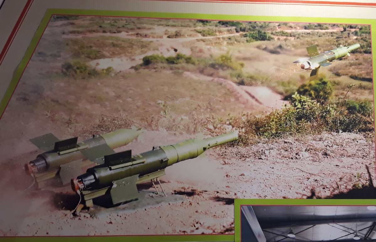 Đáng chú ý, hình ảnh được giới thiệu tại triển lãm cho thấy chúng ta đã thử nghiệm và có lẽ cũng đã trang bị phổ biến cho các đơn vị sẵn sàng chiến đấu tên lửa chống tăng B72 cải tiến. Ảnh: Bắn thử tên lửa chống tăng B72 cải tiến đầu đạn 2T xuyên giáp phản ứng nổ (tandem) và đầu đạn 2F nhiệt áp.