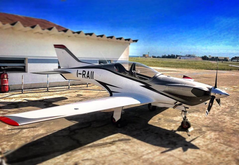  BK-160 Gabriel-TP là máy bay một động cơ cánh quạt lưỡng dụng có thể sử dụng cho huấn luyện phi công cả mục đích dân sự lẫn quân sự. Máy bay có khung thân làm bằng sợi Carbon, buồng lái kính hiện đại, cần điều khiển đôi cho phép giảng viên có thể chiếm quyền điều khiển bay khi cần thiết cũng như hệ thống điện tử hàng không tiên tiến. Ảnh: Một chiếc Gabriel-TP BK-160