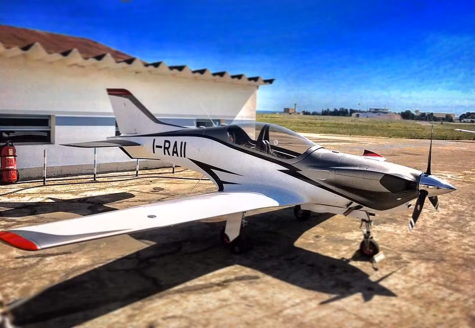  BK-160 Gabriel-TP là máy bay một động cơ cánh quạt lưỡng dụng có thể sử dụng cho huấn luyện phi công cả mục đích dân sự lẫn quân sự. Máy bay có khung thân làm bằng sợi Carbon, buồng lái kính hiện đại, cần điều khiển đôi cho phép giảng viên có thể chiếm quyền điều khiển bay khi cần thiết cũng như hệ thống điện tử hàng không tiên tiến. Ảnh: Một chiếc Gabriel-TP BK-160