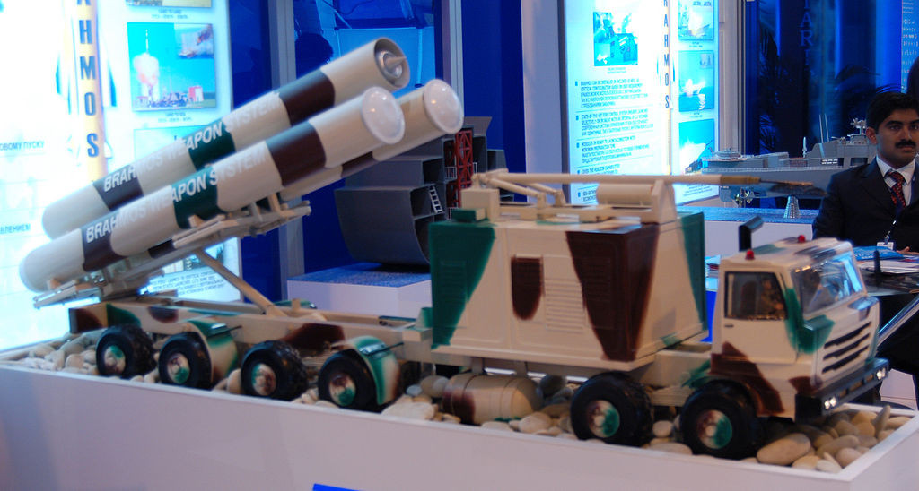 Ấn Độ cũng đang đàm phán để bán tên lửa Brahmos cho Indonesia; theo thống tin, có một nhóm từ liên doanh Ấn Độ - Nga đã đến thăm một nhà máy đóng tàu của Indonesia, để đánh giá việc lắp đặt tên lửa trên tàu chiến Indonesia. Ấn Độ cũng đàm phán với Việt Nam về việc bán tên lửa Brahmos.