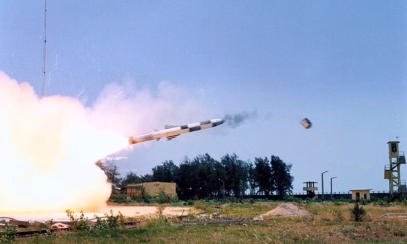 Nếu các quốc gia trên khu vực Biển Đông trang bị tên lửa chống hạm Brahmos, sẽ lập thành thế trận tên lửa Brahmos dày đặc tại khu vực này và Trung Quốc không hề mong muốn điều đó xảy ra; do vậy, Trung Quốc đang nỗ lực “ngáng đường” Ấn Độ xuất khẩu loại tên lửa nguy hiểm này sang các quốc gia Đông Nam Á, vì lo sợ sự an toàn cho tàu thuyền của họ.