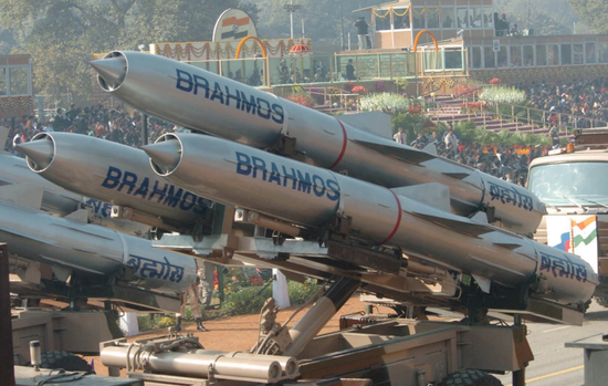 Đại sứ Ấn Độ tại Philippines Jaidep Majudar cho biết, ngày 18/5, Ấn Độ và Philippines đã tiến hành đàm phán mua nhiều hệ thống vũ khí phòng thủ, trong đó có tên lửa chống hạm Brahmos từ Ấn Độ. Ảnh: Tên lửa chống hạm Brahmos của Ấn Độ tham gia duyệt binh.
