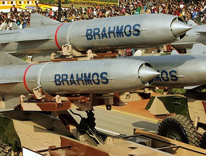Tên lửa BrahMos sử dụng động cơ ramjet, hiệu suất của tên lửa tương đối tiên tiến; dữ liệu công khai cho thấy, tên lửa hành trình Brahmos phóng từ mặt đất dài 8.4 m, nặng 3,2 tấn; phiên bản phóng từ trên không dài 7,9 m, nặng 2,55 tấn. BrahMos có tầm bắn từ 50 đến 450 km, tốc độ bay khoảng 2,5 đến 2,8 Mach và trọng lượng đầu đạn khoảng 200 đến 300 kg.