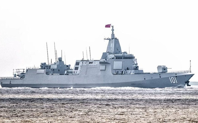 Hiện nay trên các khu trục hạm tên lửa tiên tiến của Trung Quốc được trang bị radar mảng pha có công suất lớn và được trang bị nhiều loại tên lửa phòng không và pháo phòng không tốc độ cao; tuy nhiên tên lửa chống hạm Brahmos vẫn là mối đe dọa rất lớn với các tàu chiến của Trung Quốc. Ảnh: Tàu khu trục mới mang tên lửa dẫn đường lớp Type 055 của Trung Quốc.