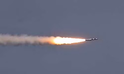 Nếu BrahMos muốn đạt được tầm bắn tối đa, tên lửa phải bay ở độ cao lớn trong phần lớn hành trình; tên lửa chỉ hạ thấp độ cao xuống sát mặt biển khi tiếp cận mục tiêu. Do tên lửa duy trì hành trình ở độ cao lớn, nên dễ bị radar phát hiện; tuy nhiên với tốc độ cao đến 2,8 Mach, sẽ rất khó cho việc đánh chặn.