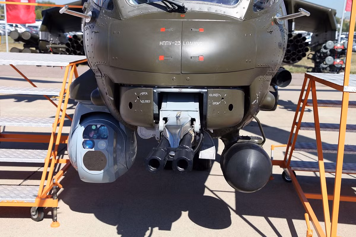 Với nhiệm vụ tiễu phỉ, trang bị vũ khí hạng nhẹ, Mi-35P sẽ mang theo khẩu pháo mũi GSh-23 hai nòng với cơ số đạn tới 450 viên. Khẩu pháo này bắn nhanh tới mức 3.400-3.600 viên/phút có thể bắn thủng được vỏ xe thiết giáp, xe tăng hạng nhẹ.