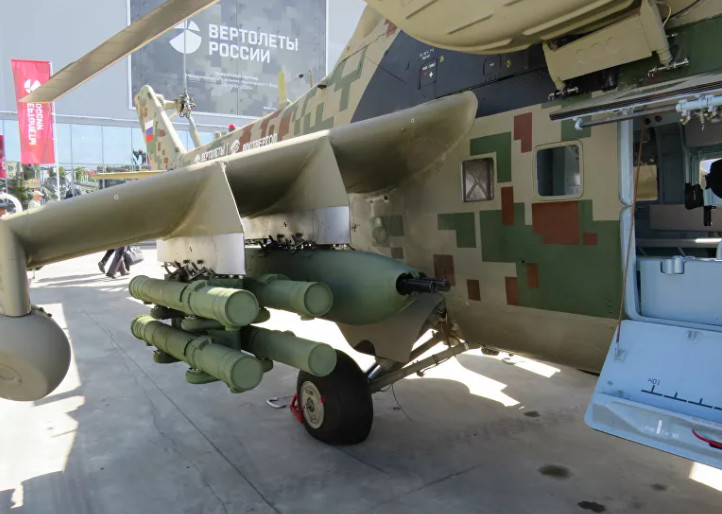 Còn nếu đối thủ là quân chính quy, có xe bọc thép và máy bay, Mi-35P sẽ mang theo các loại tên lửa chống tăng thông minh Shturm-V hoặc Vikhr có khả năng xuyên thủng mọi loại giáp xe tăng hiện đại. Trong đó, Shturm-V có tầm bắn chừng 6km, còn Vikhr là gấp đôi lên. Ảnh: Một bên cánh Mi-35P với cấu hình chống tăng gồm 4 tên lửa Shturm-V.