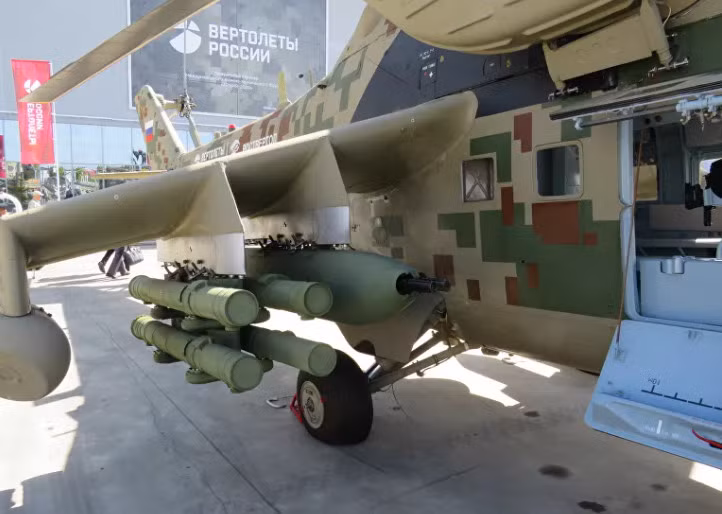 Còn nếu đối thủ là quân chính quy, có xe bọc thép và máy bay, Mi-35P sẽ mang theo các loại tên lửa chống tăng thông minh Shturm-V hoặc Vikhr có khả năng xuyên thủng mọi loại giáp xe tăng hiện đại. Trong đó, Shturm-V có tầm bắn chừng 6km, còn Vikhr là gấp đôi lên. Ảnh: Một bên cánh Mi-35P với cấu hình chống tăng gồm 4 tên lửa Shturm-V.