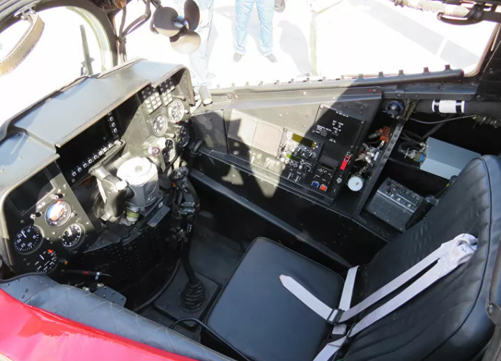 Trực thăng còn được trang bị hệ thống lái tự động kỹ thuật số, gọi là "kính" - tức là buồng lái kỹ thuật số, tổ hợp máy tính và quan sát kỹ thuật số, thiết bị liên lạc cùng loại được sử dụng trên trực thăng Mi-28. Tất cả trang thiết bị này giúp máy bay có thể thực hiện chuyến bay hoàn toàn tự động theo tuyến định sẵn dẫn đến địa điểm tác chiến với độ chính xác cao (sai số - 150 mét). Ngoài ra, kính nhìn đêm cho phép phi hành đoàn hoạt động ban đêm, và đèn chiếu sáng không ảnh hưởng đến thiết bị quang học này.