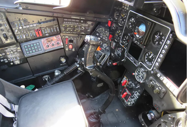 Ngoài kho vũ khí "khủng", khác với các thế hệ trước, Mi-35P được nâng cấp hệ thống điện tử cho phép hoạt động "cả ngày lẫn đêm". Cụ thể, nó được trang bị trạm giám sát và ngắm bắn OPS-24-1L mới nhất cho phép phát hiện mục tiêu trên mặt đất ví dụ như xe tăng ở khoảng cách 10 km, nếu thông qua kênh laser - lên đến 18 km.