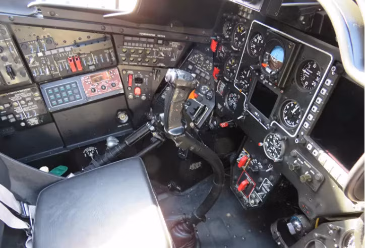 Ngoài kho vũ khí "khủng", khác với các thế hệ trước, Mi-35P được nâng cấp hệ thống điện tử cho phép hoạt động "cả ngày lẫn đêm". Cụ thể, nó được trang bị trạm giám sát và ngắm bắn OPS-24-1L mới nhất cho phép phát hiện mục tiêu trên mặt đất ví dụ như xe tăng ở khoảng cách 10 km, nếu thông qua kênh laser - lên đến 18 km.