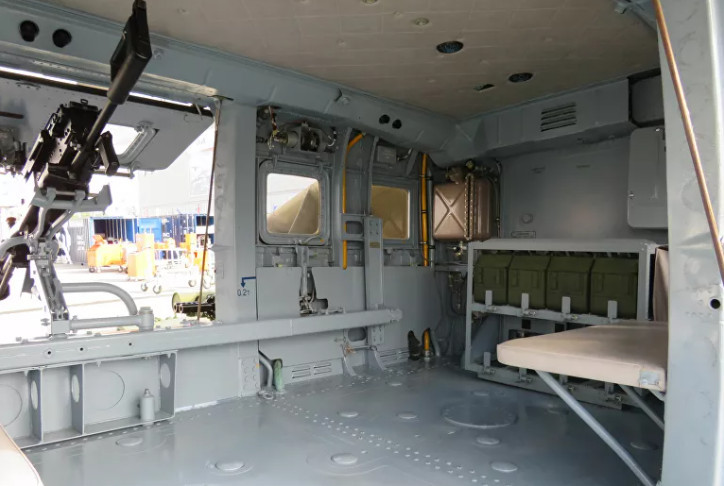 Cận cảnh cabin chở quân của trực thăng Mi-35P – chúng vẫn mang nét đặc trưng của dòng Mi-24, kiêm nhiệm chở quân đặc nhiệm khi cần như trực thăng vận tải. Ở cánh cửa lắp thêm một giá súng máy hạng nặng 12,7mm Kord hoặc NSV để binh sĩ cùng khai hỏa chi viện.