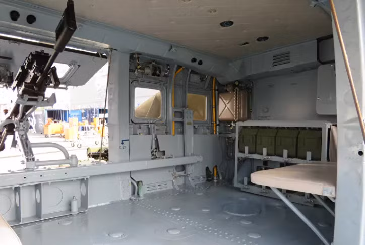 Cận cảnh cabin chở quân của trực thăng Mi-35P – chúng vẫn mang nét đặc trưng của dòng Mi-24, kiêm nhiệm chở quân đặc nhiệm khi cần như trực thăng vận tải. Ở cánh cửa lắp thêm một giá súng máy hạng nặng 12,7mm Kord hoặc NSV để binh sĩ cùng khai hỏa chi viện.