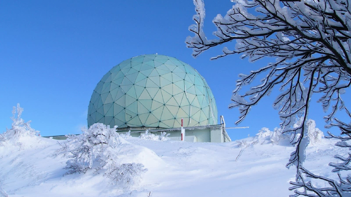 Hợp đồng bao gồm 3 tổ hợp radar phòng không J/FPS-3 được lắp đặt cố định trên mặt đất, thường là ven biển, có khả năng phát hiện máy bay và tên lửa hành trình của đối phương từ xa và 1 tổ hợp radar JTPS-P14 đặt trên khung gầm xe vận tải cơ động. Tuy nhiên do sự hoành hành của dịch COVID-19, tiến độ bàn giao khí tài đang bị trì hoãn, trước đó, dự kiến những radar này sẽ đến Philippines vào tháng 5. Ảnh: Đài radar phòng không J/FPS-3 của Nhật Bản.