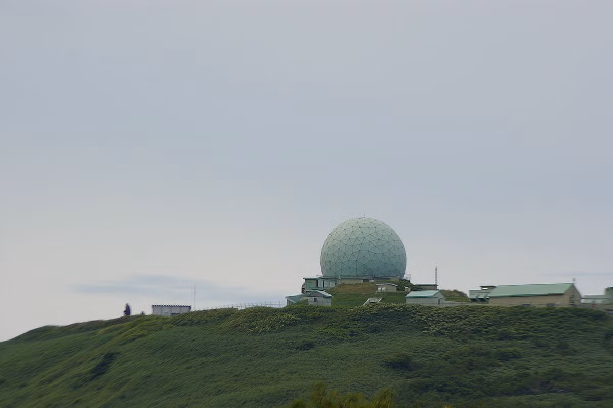 Đây có thể nói là một nước đi cao tay của Nhật Bản khi vừa có thể bán radar cho đồng minh, lại vừa có thể sử dụng những radar đó để trinh sát phát hiện đối phương tầm xa. Trong khi đó, dù cho sở hữu các radar tiên tiến và thông tin về đối phương từ phía Nhật Bản thì khả năng phòng vệ và đáp trả một cuộc tập kích đường không của Philippines là vô cùng hạn chế. Ảnh: Đài radar phòng không J/FPS-3 của Nhật Bản.