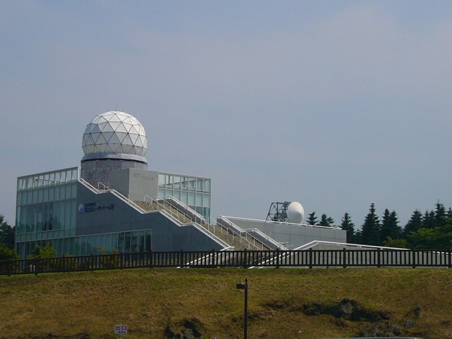 Có thể nói rằng, việc đưa vào vận hành những đài radar tiên tiến này sẽ giúp khả năng phát hiện mối đe dọa trên không của Philippines tăng lên rõ rệt, dù vậy, số lượng mua mới là chưa đủ để có thể bao phủ hết lãnh thổ khá lớn của Philippines, bao gồm cả các hòn đảo ngoài khơi Biển Đông. Ảnh: Một trận địa radar J/FPS-3 của Nhật Bản.