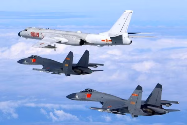 Trong khi đó, nếu các đài radar mới của Philippines được triển khai ở đảo Luzon miền bắc nước này, có thể phát hiện sớm máy bay Trung Quốc bay qua eo biển Ba Sĩ để tiến vào biển Hoa Đông, từ đó thông báo sớm cho phía Nhật Bản có những biện pháp chuẩn bị đối phó từ xa. Thậm chí, trong trường hợp chiến tranh nổ ra, hai bên còn có thể cảnh báo sớm tên lửa hành trình của đối phương. Ảnh: Biên đội tiêm kích J-11 hộ tống oanh tạc cơ H-6K của Trung Quốc.