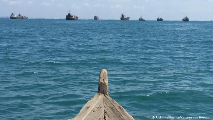 Tại khu vực eo biển Malacca - Singapore: Lợi dụng mật độ tàu thuyền qua lại dày đặc, bọn hải tặc dễ dàng trà trộn trong đám đông để cướp hàng. Chúng sử dụng tàu nhỏ công suất lớn áp mạn vào tàu mục tiêu để công khai sang hàng giữa ban ngày như một hoạt động chuyển tải hàng bình thường mà không hề sợ lực lượng chức năng hoặc các tàu chạy gần đó phát hiện.