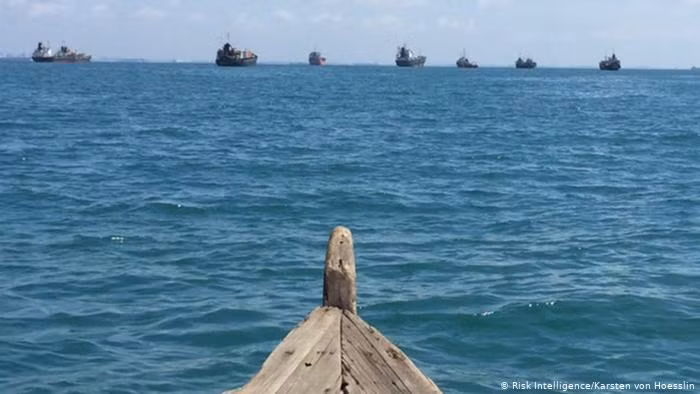 Tại khu vực eo biển Malacca - Singapore: Lợi dụng mật độ tàu thuyền qua lại dày đặc, bọn hải tặc dễ dàng trà trộn trong đám đông để cướp hàng. Chúng sử dụng tàu nhỏ công suất lớn áp mạn vào tàu mục tiêu để công khai sang hàng giữa ban ngày như một hoạt động chuyển tải hàng bình thường mà không hề sợ lực lượng chức năng hoặc các tàu chạy gần đó phát hiện.