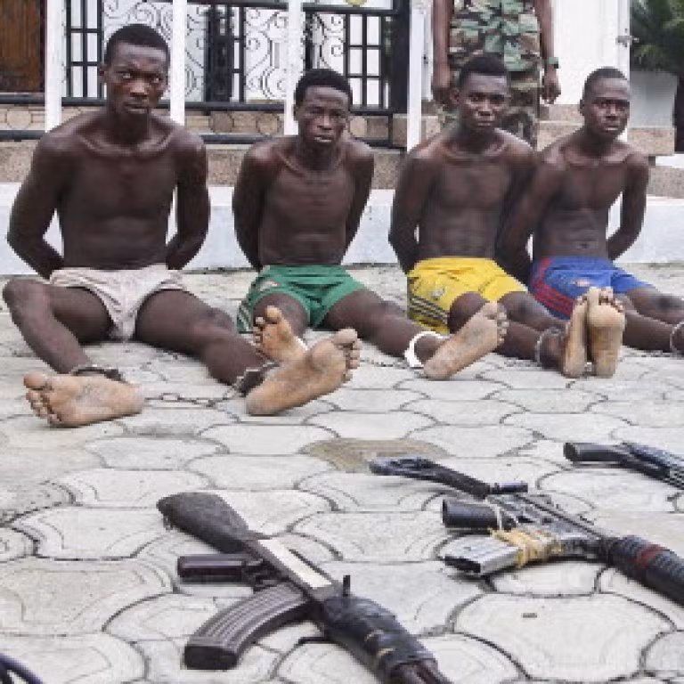 Trong khi đó, nhu cầu phát triển của các quốc gia khu vực Đông Á ngày càng đòi hỏi nguồn nguyên liệu nhiều hơn, dẫn đến nhu cầu vận tải biển tăng lên, trong khi cướp tàu và bắt cóc con tin đòi tiền chuộc vừa kín đáo lại đem lại cho bọn cướp biển những nguồn thu rất lớn…