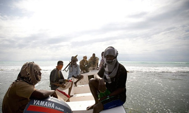 Khi thời cơ đến, bọn hải tặc lập tức tăng tốc tiếp cận mục tiêu, đột nhập lên tàu, đánh đập, uy hiếp, khống chế thủy thủ; phá hủy phương tiện thông tin, cắt đứt mọi liên lạc; buộc thủy thủ phải điều khiển tàu chạy chậm theo những hải trình lòng vòng do chúng đưa ra nhằm kéo dài thời gian chờ tàu của chúng đến chuyển hàng.