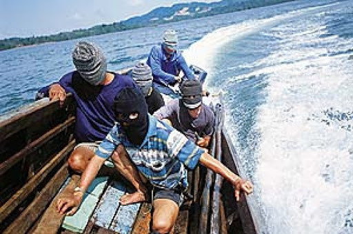 Eo biển Sulu-Sabah là khu vực có địa hình phức tạp với hàng ngàn hòn đảo lớn, nhỏ và vô số làng mạc, hang động, luồng lạch, ngách khuất…giúp bọn cướp biển dễ dàng ém mình đón lõng, tiến công mục tiêu, lẩn trốn lực lượng chức năng và vận chuyển hàng hóa cướp được vào đất liền để tiêu thụ.