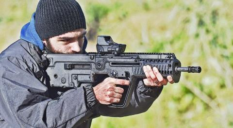 Khẩu TAR-21 cũng đã khắc phục được những tồn tại của mẫu súng theo dạng bullpup thường gặp phải, đó là hiện tượng kẹt đạn, bảo dưỡng và sửa chữa khó khăn; do vậy người Israel đã tập trung vào giải quyết độ tin cậy của súng, có thể đó là một quyết định sáng suốt.