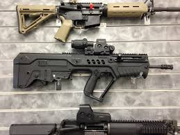 Mặc dù chiều dài tổng thể của Tavor ngắn hơn M-4, nhưng chiều dài nòng súng của nó tương đương nhau, nên sơ tốc hai loại súng là bằng nhau; súng sử dụng cơ cấu trích khí pít-tông hành trình dài, đã được sử dụng rất thành công và tin cậy trên các mẫu súng M-1 Garand của Mỹ và AK-47 của Nga.