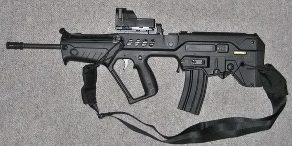 Với cấu tạo theo hình dạng bullpup, do vậy các cơ cấu khóa nòng, hộp tiếp đạn sẽ được đặt phía sau cò súng, cho phép súng ngắn lại, nhưng không làm giảm chiều dài nòng súng; như vậy súng chỉ có chiều dài bằng súng tiểu liên, nhưng vẫn có tầm bắn xa như súng trường tiến công.