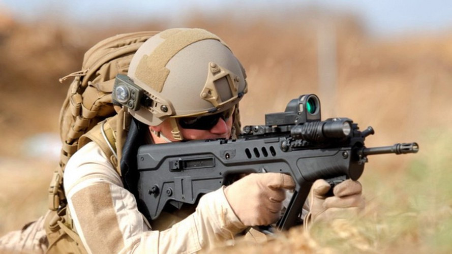 Súng trường tiến công TAR-21 được thiết kế theo dạng bullpup (cái tẩu), sử dụng loại đạn 5,56×45 mm theo tiêu chuẩn NATO; tên của súng được đặt theo tên của núi Tabor, một ngọn núi thiêng của Israel.