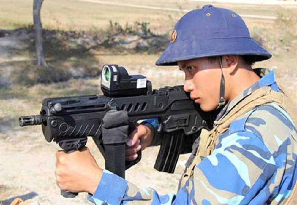 Ngoài ra, một số quốc gia có truyền thống sử dụng AK-47, đã thay thế bằng loại súng TAR-21 cho các đơn vị đặc biệt của họ như Georgia, Việt Nam và Ấn Độ. Ngay cả với Mỹ, một cường quốc về sản xuất vũ khí bộ binh, một vài sở cảnh sát tiểu bang và địa phương đã chọn súng TAR-21 vì những tính năng ưu việt của nó.