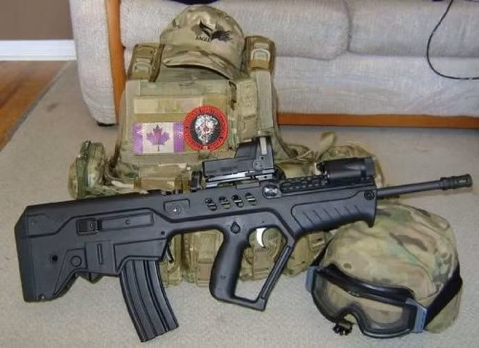 Sau súng tiểu liên Uzi, ngành công nghiệp quốc phòng Israel còn đưa ra các mẫu súng bộ binh hiện đại khác như FN P90, và giờ đây là súng trường tấn công Tavor, được sản xuất bởi công ty Israel Weapon Industries.