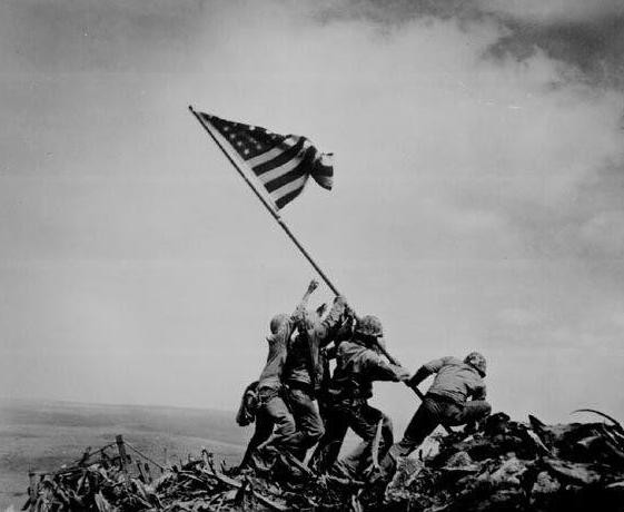 Dưới sự lãnh đạo của Tadato Lilin, lực lượng phòng ngự của Nhật Bản trên đảo Iwo Jima đã phát động cuộc tấn công liều chết cuối cùng vào quân đội Mỹ, cuối cùng hầu hết tất cả đều bị tiêu diệt, Li Lin bị thương và tự sát bằng tự mổ bụng; lúc này trận Iwo Jima mới kết thúc. Ảnh: Quân Mỹ cắm cờ chiến thắng trên đảo Iwo Jima - Nguồn: Wikipedia