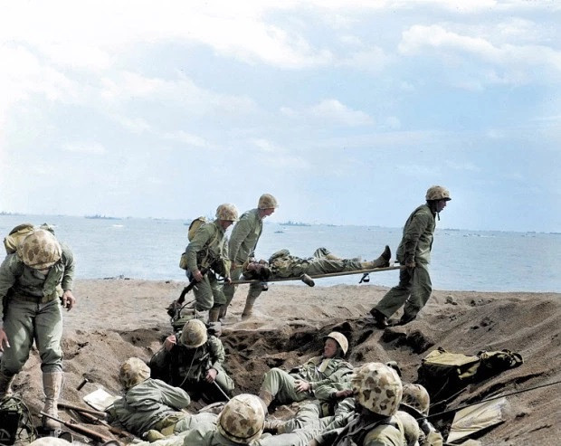 Trong trận chiến này, phía Mỹ sử dụng 100.000 binh lính, trong đó 6.800 đã hy sinh và 22.000 người bị thương. Hơn 23.000 lính Nhật canh gác trên đảo bị tiêu diệt, 1.000 người bị bắt. Đây cũng đã trở thành trận chiến hiếm hoi trong toàn bộ cuộc Chiến tranh Thái Bình Dương, mà số lượng thương vong của quân Mỹ cao hơn quân đội Nhật Bản. Ảnh: Quân Mỹ bị thương trên đảo Iwo Jima - Nguồn: Wikipedia