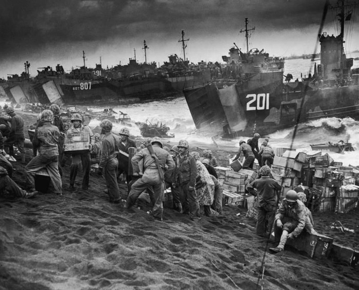 Mặc dù lực lượng không quân của Nhật Bản trên đảo Iwo Jima không nhiều, nhưng vẫn ngăn chặn, quấy rối máy bay ném bom của Mỹ; và để tổng tiến công vào lãnh thổ Nhật Bản, tiêu diệt tận gốc chủ nghĩa phát xít, thì trước mắt Mỹ phải giải quyết xong căn cứ Iwo Jima. Ảnh: Tàu đổ bộ của Mỹ lên đảo Iwo Jima - Nguồn: Wikipedia