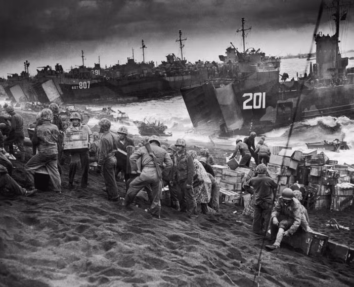 Mặc dù lực lượng không quân của Nhật Bản trên đảo Iwo Jima không nhiều, nhưng vẫn ngăn chặn, quấy rối máy bay ném bom của Mỹ; và để tổng tiến công vào lãnh thổ Nhật Bản, tiêu diệt tận gốc chủ nghĩa phát xít, thì trước mắt Mỹ phải giải quyết xong căn cứ Iwo Jima. Ảnh: Tàu đổ bộ của Mỹ lên đảo Iwo Jima - Nguồn: Wikipedia