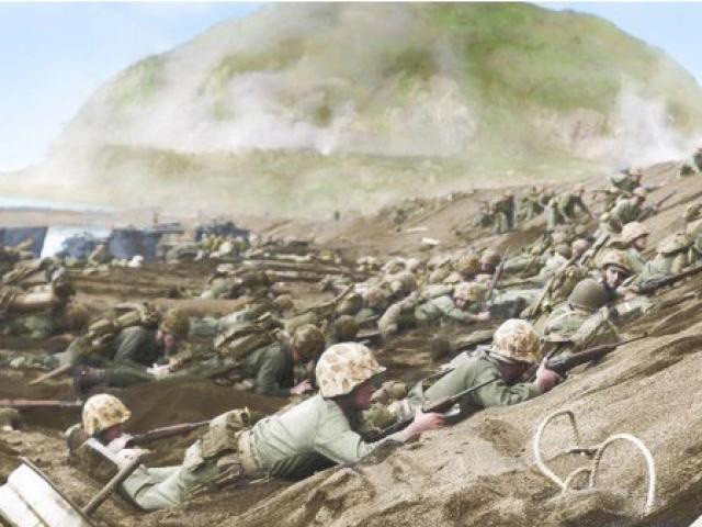 Các hệ thống hầm, hào, công sự trên đảo đều được xây dựng kiên cố, có thể chịu đựng được hỏa lực bắn phá liên tục của Không quân và hải quân Mỹ trong vòng nhiều giờ, mà không hề làm hao tổn lực lượng. Ảnh: Quân Mỹ đổ bộ lên đảo Iwo Jima - Nguồn: Wikipedia