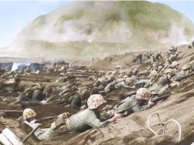 Các hệ thống hầm, hào, công sự trên đảo đều được xây dựng kiên cố, có thể chịu đựng được hỏa lực bắn phá liên tục của Không quân và hải quân Mỹ trong vòng nhiều giờ, mà không hề làm hao tổn lực lượng. Ảnh: Quân Mỹ đổ bộ lên đảo Iwo Jima - Nguồn: Wikipedia