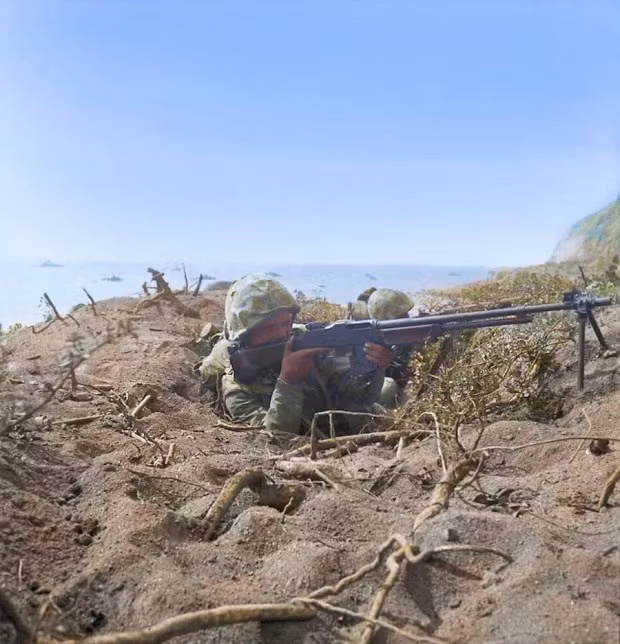 Tại núi Zhebo, lính Nhật ẩn nấp trong cỏ, đá, dưới lòng đất và hang động đã sử dụng nhiều loại súng máy, súng cối và pháo binh để ngăn chặn quyết liệt quân Mỹ. Trong ba giờ đầu tiên, hơn 2.000 binh lính Mỹ đã bị thương vong; đây là số thương vong lớn nhất của Quân đội Mỹ trong Thế chiến 2, chỉ sau cuộc đổ bộ Normandy. Ảnh: Quân Mỹ chiến đấu trên đảo Iwo Jima - Nguồn: Wikipedia