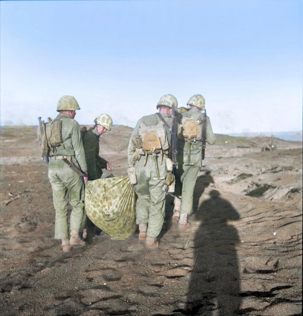 Sau khi chiếm được đảo Iwo Jima, phía Quân đội Mỹ mới thấy công tác tình báo nắm lực lượng Nhật trên đảo Iwo Jima rất kém, cộng với thái độ nôn nóng, chủ quan, đánh giá thấp đối phương và chiến thuật chiếm đảo ban đầu không hợp lý là nguyên nhân thất bại của Quân đội Mỹ; đồng thời chiến lược phòng thủ của Tướng Kuribayashi Tadao phía Nhật Bản được Mỹ đánh giá cao. Ảnh: Quân Mỹ bị thương trên đảo Iwo Jima - Nguồn: Wikipedia