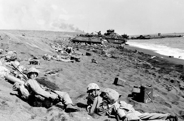 Chiến thuật phòng ngự của Tướng Tadashi Kuribayashi là đào các hầm ngầm sâu trong núi Oribo và núi Won, biến chúng thành những công trình kiên cố; đồng thời ông cho rút hoàn toàn lực lượng phòng thủ bờ biển vào sâu trong đảo, pháo binh được cất giấu hoàn toàn trong núi và dưới lòng đất. Ảnh: Quân Mỹ đổ bộ lên đảo Iwo Jima - Nguồn: Wikipedia