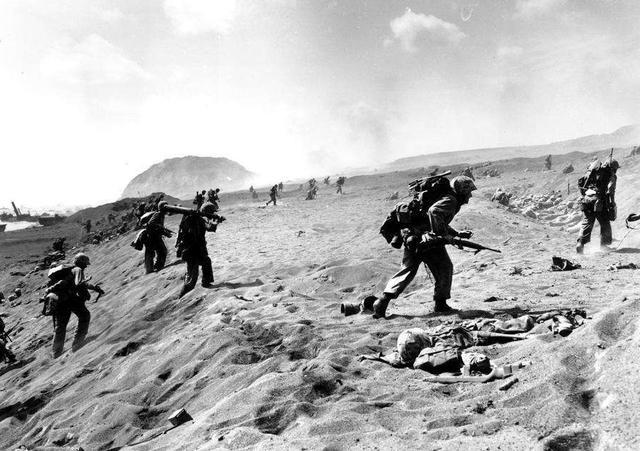Ở chiều ngược lại, Trung tướng Tadaichi Kuribayashi của Nhật Bản đã thay đổi chiến thuật phòng ngự, sau khi rút kinh nghiệm trong thất bại tại đảo Peleliu và Saipan, trước hỏa lực cực mạnh của Mỹ, lực lượng phòng ngự ở đây nhanh chóng sụp đổ. Kuribayashi quyết định áp dụng chiến thuật phòng ngự mới, để chống lại Quân đội Mỹ. Ảnh: Quân Mỹ đổ bộ lên đảo Iwo Jima - Nguồn: Wikipedia