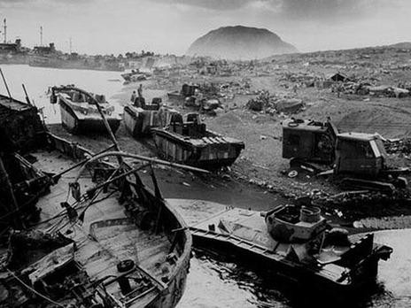 Mở màn cho chiếm đảo Iwo Jima, hỏa lực chuẩn bị của không quân và hải quân Mỹ tiến hành liên tục trong vòng 4 giờ; sau đó phân đội đổ bộ đầu tiên của Mỹ gồm 3.000 binh lính lên bờ, nhưng bị chặn lại, không thiết lập được đầu cầu đổ bộ và bị đánh hất xuống mép bờ biển. Ảnh: Quân Mỹ đổ bộ lên đảo Iwo Jima - Nguồn: Wikipedia