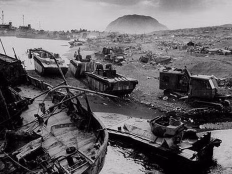Mở màn cho chiếm đảo Iwo Jima, hỏa lực chuẩn bị của không quân và hải quân Mỹ tiến hành liên tục trong vòng 4 giờ; sau đó phân đội đổ bộ đầu tiên của Mỹ gồm 3.000 binh lính lên bờ, nhưng bị chặn lại, không thiết lập được đầu cầu đổ bộ và bị đánh hất xuống mép bờ biển. Ảnh: Quân Mỹ đổ bộ lên đảo Iwo Jima - Nguồn: Wikipedia